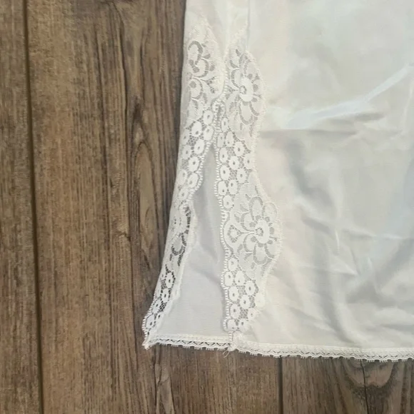 Vintage 70s/80s White Nylon Half Slip | Lace Hem | Made in Canada | Size M - Picture 2 of 5